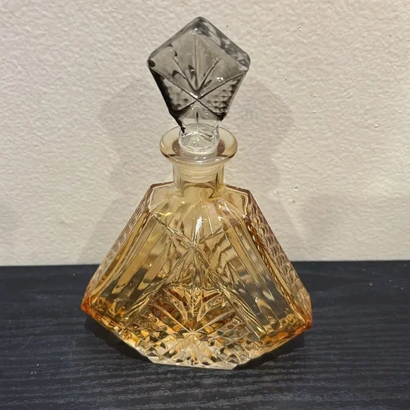 Elegant Glass Decanter with Stopper - Picture 3 of 3
